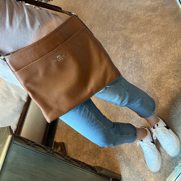 Beautiful all leather Coach crossbody bag. Great condition. See photos! - Picture 3 of 10